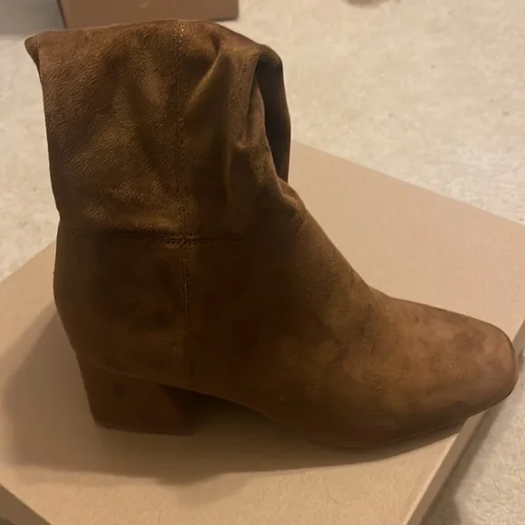 Brand New, Steve Madden Suede Boots, size 9 - Picture 3 of 3